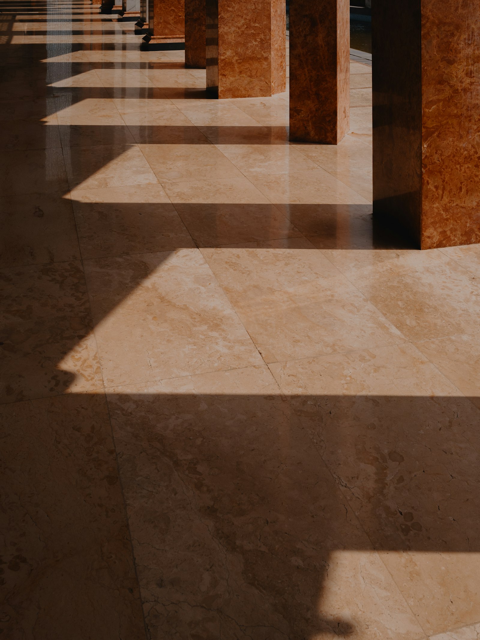 Piso de pedra natural polido com reflexos de luz