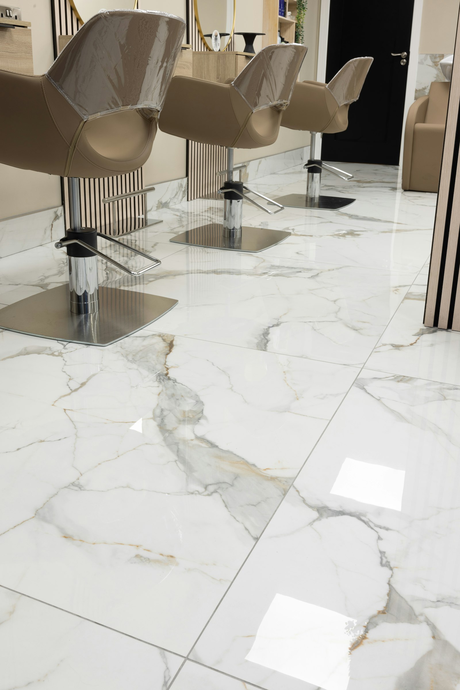Piso de porcelanato polido com brilho intenso em ambiente comercial